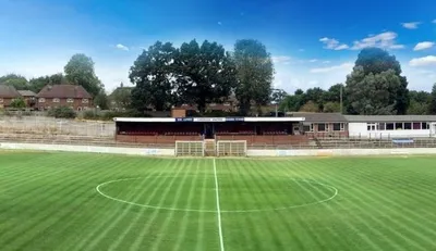 Sân vận động The Meadow, thánh địa của câu lạc bộ Chesham United tại Chesham, Buckinghamshire.