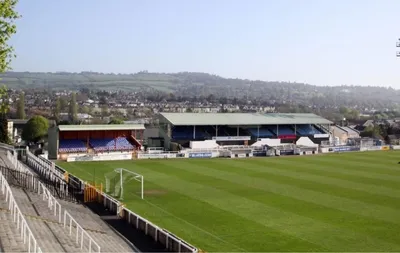 Sân vận động Twerton Park Bath nhìn từ trên cao, sân nhà của câu lạc bộ Bath City FC tại giải đấu bán chuyên Anh.