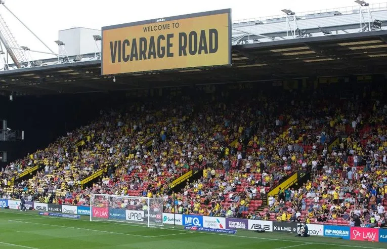 Sân Vicarage Road trong ngày diễn ra trận đấu của Watford, tràn ngập không khí Premier League.