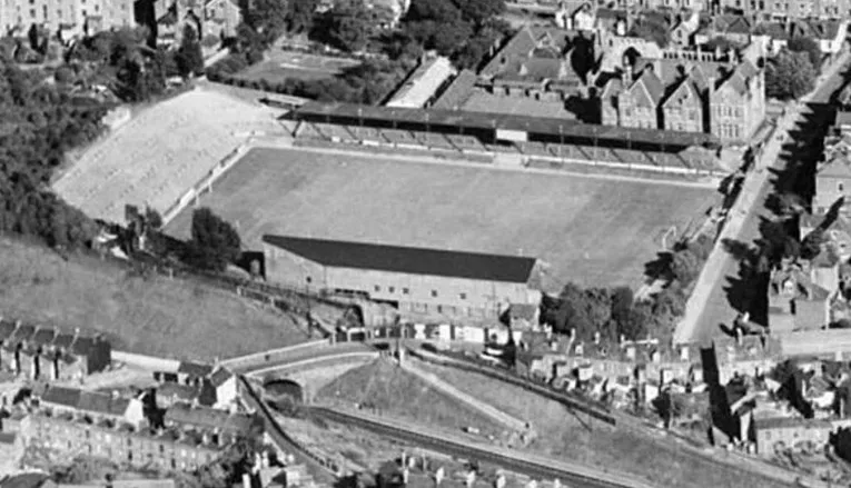 St. James Park Exeter trong giai đoạn đầu lịch sử, cho thấy sự thay đổi và phát triển của sân nhà The Grecians.