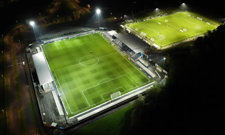 Tameside Stadium lung linh về đêm, góc nhìn ấn tượng về sân nhà của Curzon Ashton