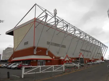 Toàn cảnh Alexandra Stadium, sân nhà của Crewe Alexandra, nhìn từ bên ngoài