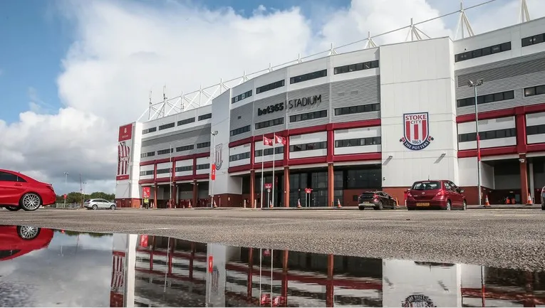 Toàn cảnh bên ngoài Bet365 Stadium, cho thấy quy mô và kiến trúc ấn tượng của sân nhà Stoke City