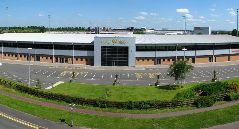 Toàn cảnh bên ngoài sân vận động Pirelli Stadium, kiến trúc đặc trưng của một sân bóng đá Anh