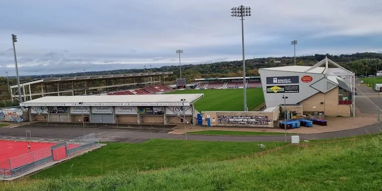 Toàn cảnh bên ngoài sân vận động Sixfields, kiến trúc độc đáo của Northampton Town