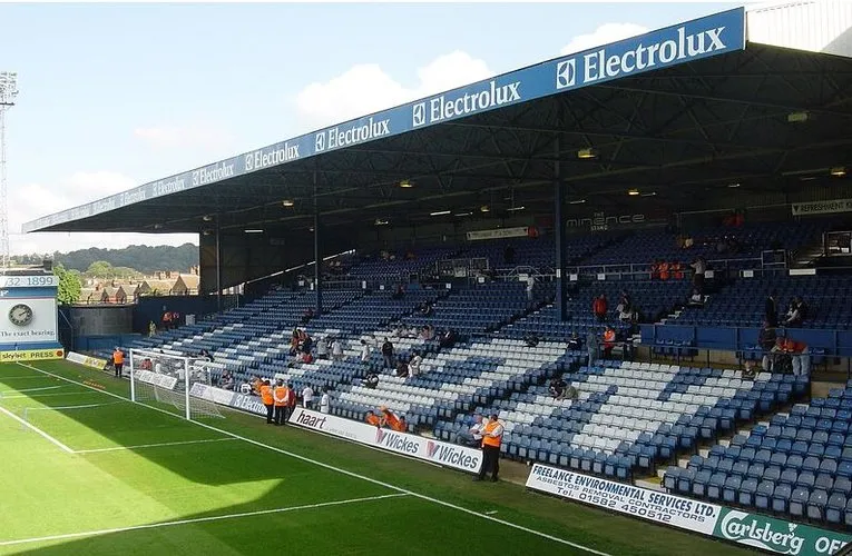 Toàn cảnh khán đài East Stand của sân Kenilworth Road, cho thấy khu vực ngồi của cổ động viên
