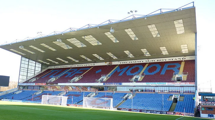 Toàn cảnh Khán đài Jimmy McIlroy tại sân Turf Moor