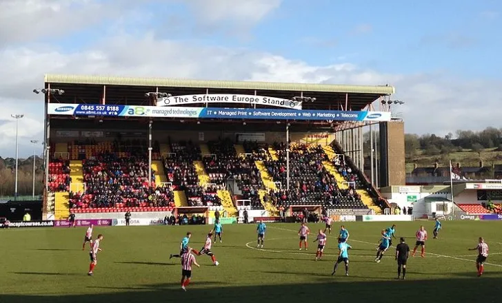 Toàn cảnh khán đài The Software Europe Stand tại Sincil Bank với logo nhà tài trợ nổi bật