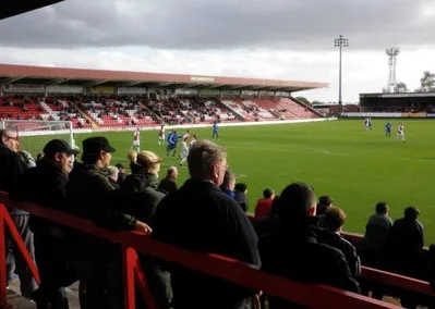 Toàn cảnh khán giả cổ vũ tại sân Aggborough, Kidderminster, tạo không khí sôi động cho các trận đấu thuộc giải đấu bóng đá Anh