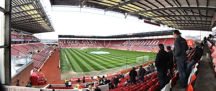 Toàn cảnh sân Bet365 Stadium nhìn từ khán đài, thể hiện tầm nhìn rộng và không khí cuồng nhiệt