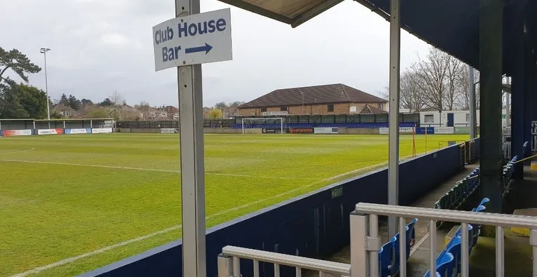 Toàn cảnh sân bóng Hardenhuish Park nhìn từ khán đài chính, nổi bật với độ dốc tự nhiên của mặt cỏ