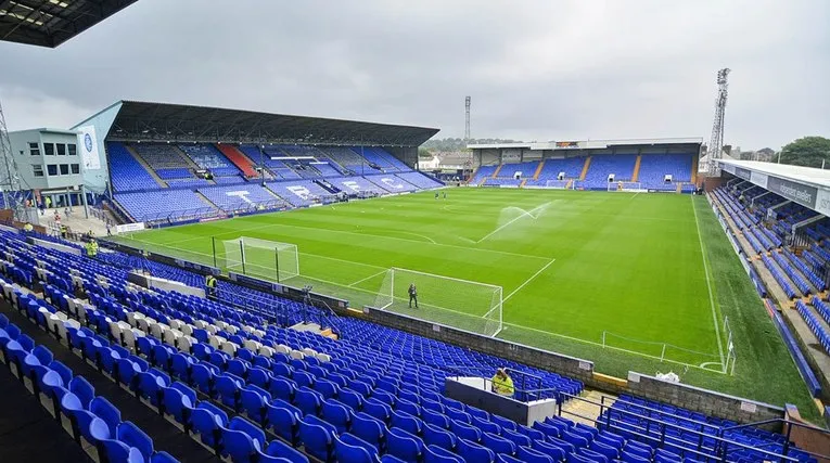 Toàn cảnh sân cỏ xanh mướt và khung thành tại Prenton Park, sẵn sàng cho những trận đấu kịch tính của Tranmere Rovers
