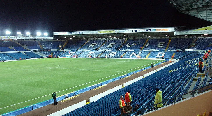 Toàn cảnh sân Elland Road nhìn từ khán đài, thể hiện kiến trúc độc đáo
