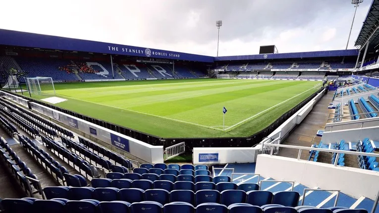 Toàn cảnh sân Loftus Road với khán đài Loftus Road và Ellerslie Road hiện rõ, sẵn sàng cho trận đấu bóng đá Anh