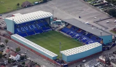 Toàn cảnh sân Prenton Park nhìn từ trên cao, nổi bật kiến trúc và vị trí gần khu dân cư trên bán đảo Wirral