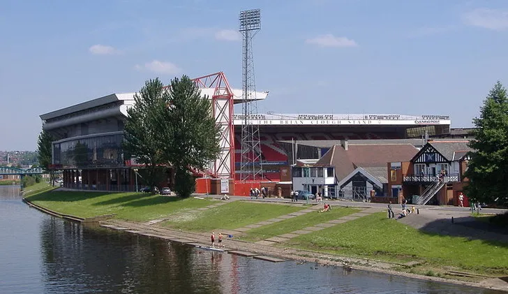 Toàn cảnh sân The City Ground nhìn từ sông Trent, minh họa vị trí đắc địa bên bờ sông Nottingham