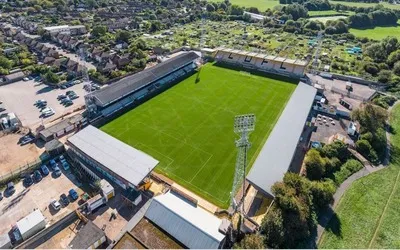 Toàn cảnh sân vận động Abbey Stadium nhìn từ trên cao, biểu tượng lịch sử của bóng đá Cambridge United