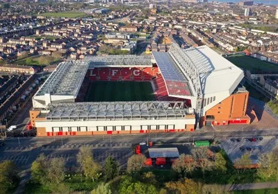 Toàn cảnh sân vận động Anfield nhìn từ trên cao, biểu tượng của Liverpool FC và bóng đá Anh