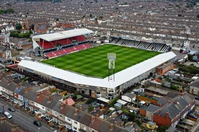 Toàn cảnh sân vận động Blundell Park nhìn từ trên cao, biểu tượng của Grimsby Town FC
