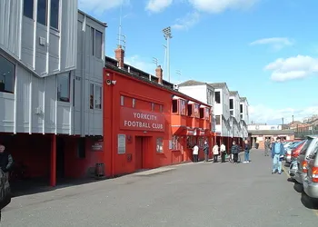 Toàn cảnh sân vận động Bootham Crescent, sân nhà huyền thoại của York City FC