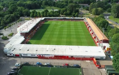 Toàn cảnh sân vận động Broadfield nhìn từ trên cao, thể hiện quy mô và vị trí sân nhà của Crawley Town FC.