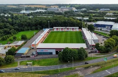 Toàn cảnh sân vận động Broadhall Way từ trên cao, sân nhà của Stevenage FC