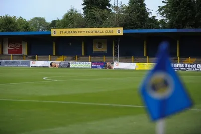 Toàn cảnh sân vận động Clarence Park của St Albans City FC nhìn từ bên ngoài