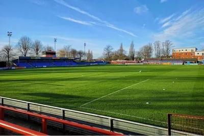 Toàn cảnh sân vận động Cressing Road nhìn từ khán đài, minh chứng lịch sử của Braintree Town FC