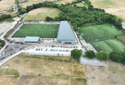 Toàn cảnh sân vận động Hayes Lane nhìn từ trên cao, sân nhà của Bromley FC tại National League.