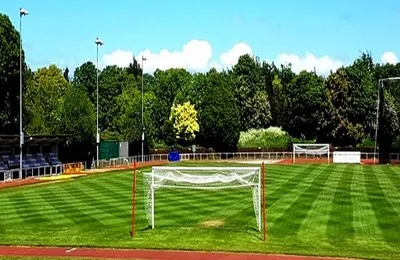 Toàn cảnh sân vận động Hornchurch: Sân bóng và đường chạy điền kinh tại London