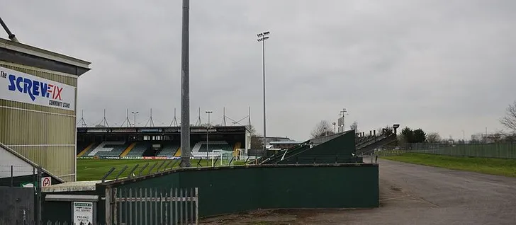 Toàn cảnh sân vận động Huish Park từ trên cao, nhìn rõ cấu trúc các khán đài