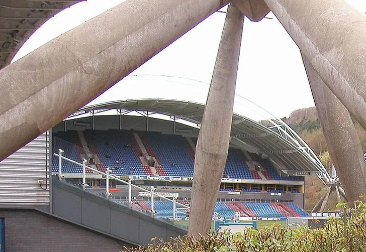Toàn cảnh sân vận động John Smith's Stadium trong một ngày thi đấu