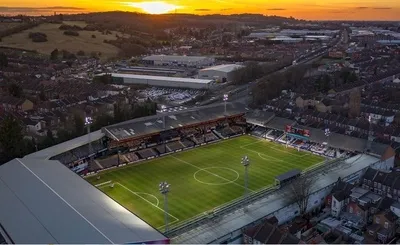 Toàn cảnh sân vận động Kenilworth Road từ trên cao, nhìn rõ cấu trúc các khán đài và khu vực xung quanh trung tâm thị trấn Luton