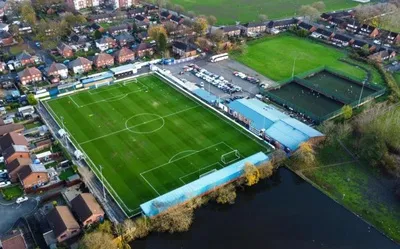 Toàn cảnh sân vận động Neuven Stadium (Stainton Park), mái nhà lịch sử của câu lạc bộ Radcliffe FC tại Anh