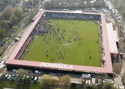 Toàn cảnh sân vận động Peninsula Stadium, sân nhà của Salford City FC, với khán đài và đèn pha