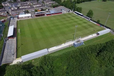 Toàn cảnh sân vận động St James Park của Brackley Town FC nhìn từ xa với các khán đài và sân cỏ xanh mướt