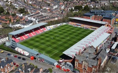 Toàn cảnh sân vận động St. James Park Exeter nhìn từ trên cao, cho thấy cấu trúc và vị trí của sân nhà Exeter City.
