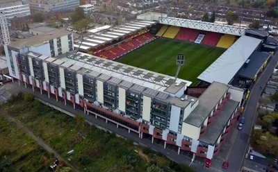 Toàn cảnh sân vận động Vicarage Road từ trên cao, biểu tượng của Watford FC ở Premier League.