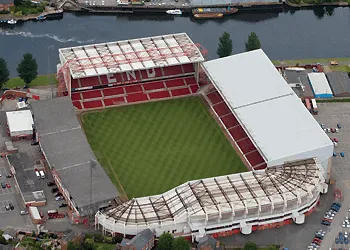 Tổng quan sân The City Ground nhìn từ trên cao, với sông Trent uốn lượn và khung cảnh thành phố Nottingham