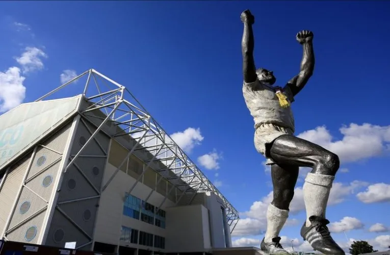 Tượng đài cầu thủ vĩ đại Billy Bremner ở Elland Road, biểu tượng của Leeds United