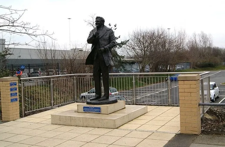 Tượng đài huấn luyện viên huyền thoại Don Revie bên ngoài sân Elland Road