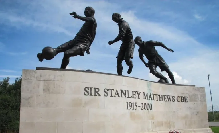 Tượng đài Sir Stanley Matthews, huyền thoại vĩ đại của Stoke City FC, sừng sững bên ngoài Bet365 Stadium
