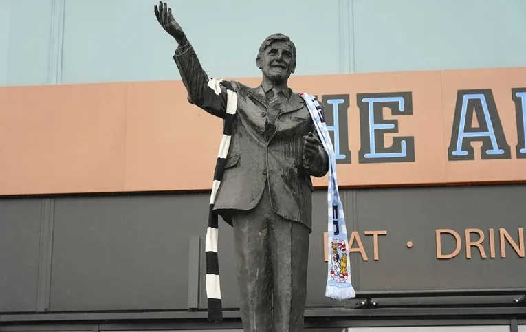 Tượng Jimmy Hill vĩ đại trước sân Coventry Building Society Arena, biểu tượng của Coventry City