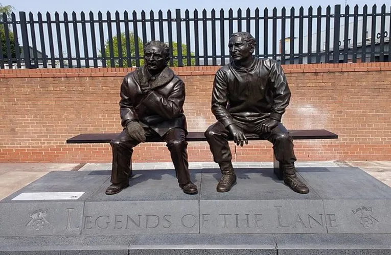 Tượng Jimmy Sirrel và Jack Weaver bên ngoài sân Meadow Lane, biểu tượng của Notts County