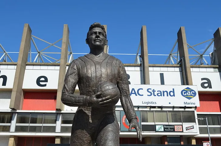 Tượng Joe Shaw bên ngoài sân Bramall Lane, tôn vinh huyền thoại Sheffield United