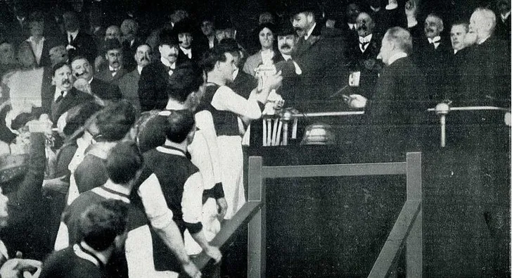 Vua George V trao cúp FA cho Tommy Boyle của Burnley FC sau khi giành chiến thắng trước Liverpool FC vào ngày 25 tháng 4 năm 1914